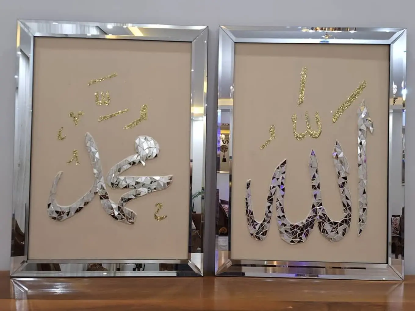 اگر آینه‌کاری با رنگ‌های گرم یا طلایی ترکیب شده باشد، حس گرما و امنیت ایجاد می‌کند👌😎
