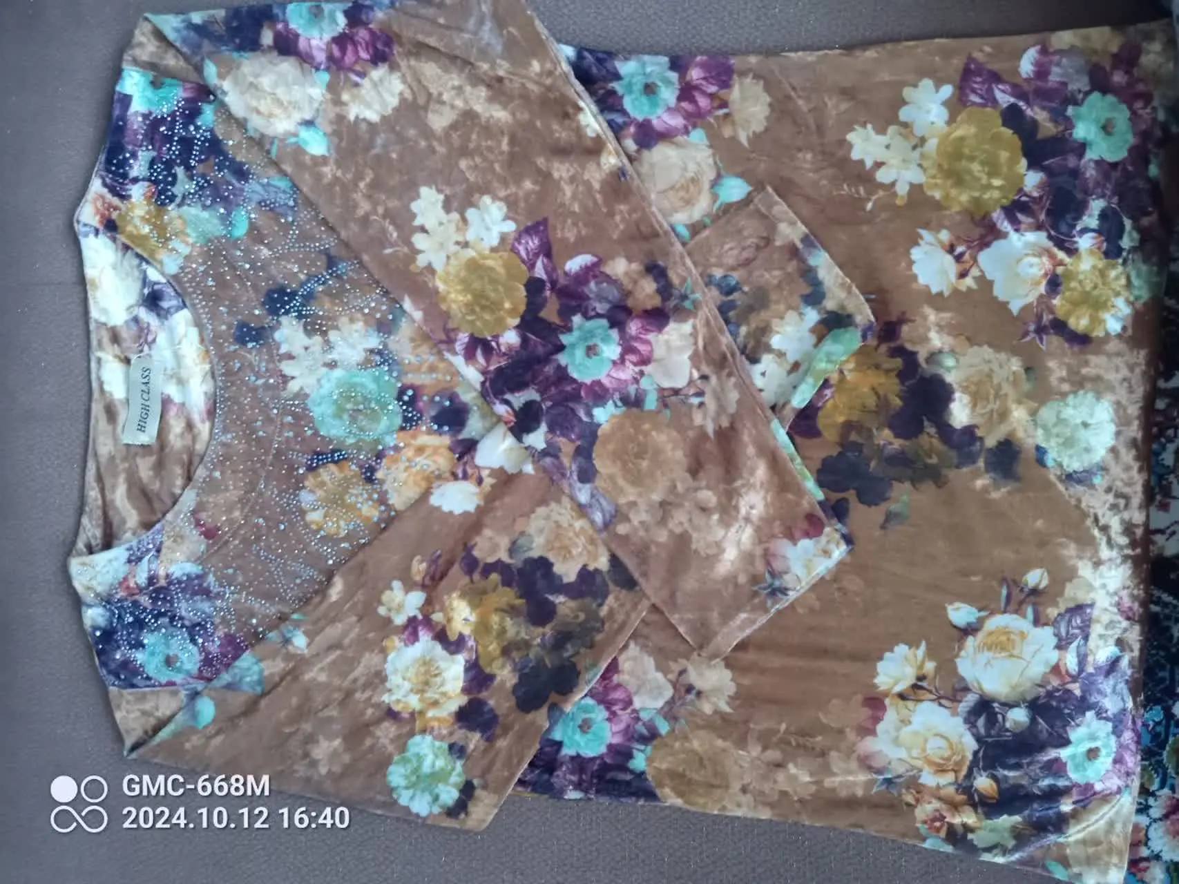 رنگ لباس روشنتر و زیباتر از تصویر می‌باشد. 
