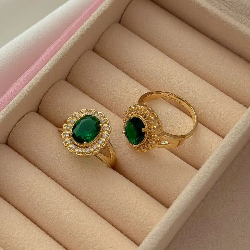 انگشتر نگین سبز طرح طلا کد...