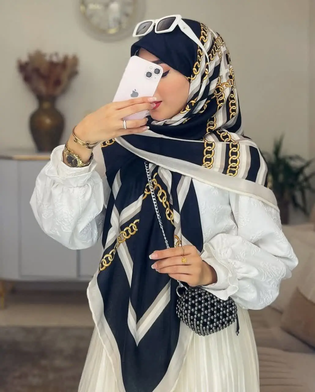 روسری مشکی که اونقدر خوشگل باشه رو که نباید سر کرد …باید قابش کرد 😉 
