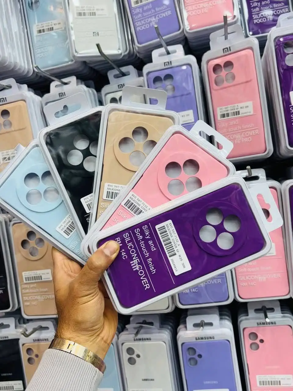 📱مدل قاب: قاب سیلیکون کیفیت بالا‌ترین کیفیت بازار داخل مخمل مخصوص انواع #سامسونگ #شیائومی 
