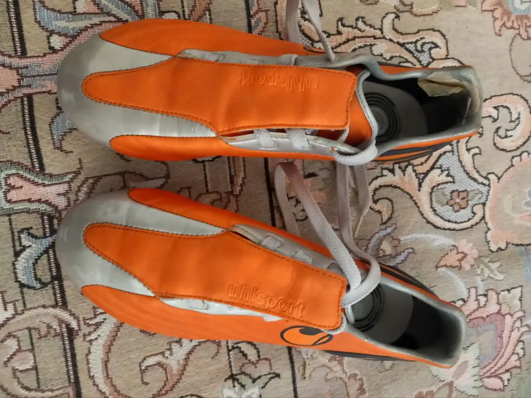 یک جفت کتونی فوتبال نارنجی در حد نو سایز ۴۰ 
