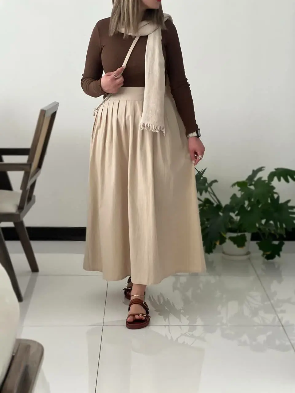 زیباترین و شیکترین دامنو تولید کردیم، پشتش کش و پل کمرداره و میتونید کمربند هم ببندید، جای چین پیلی زدیم که چاق نشون نده و تنخورش حرف نداره👌🏻✨
