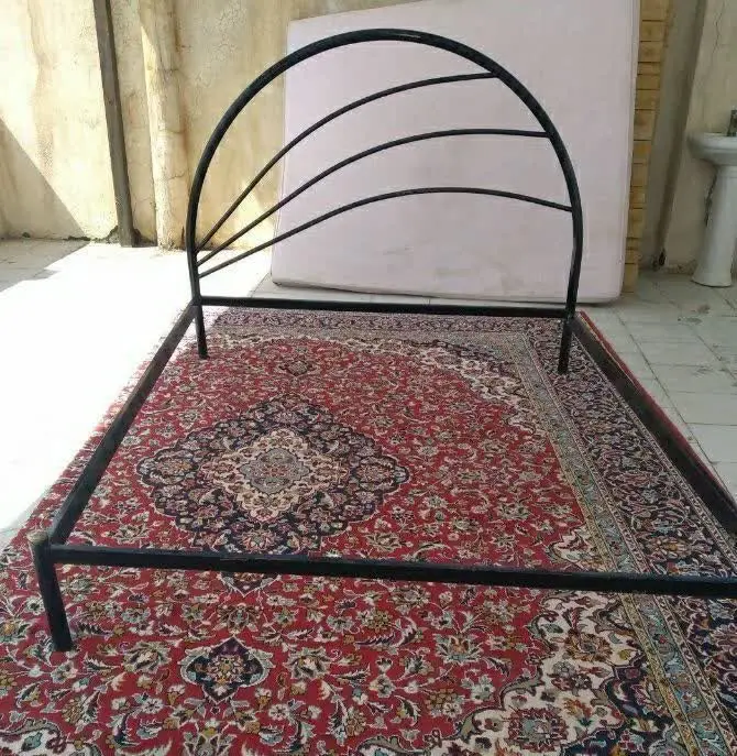 تخت فلزی ودوتا کفی چوبی 
