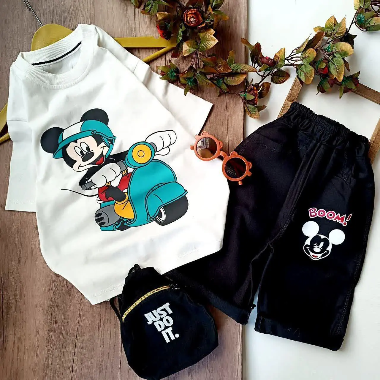 عشقای میکی موس دستا بالا😉