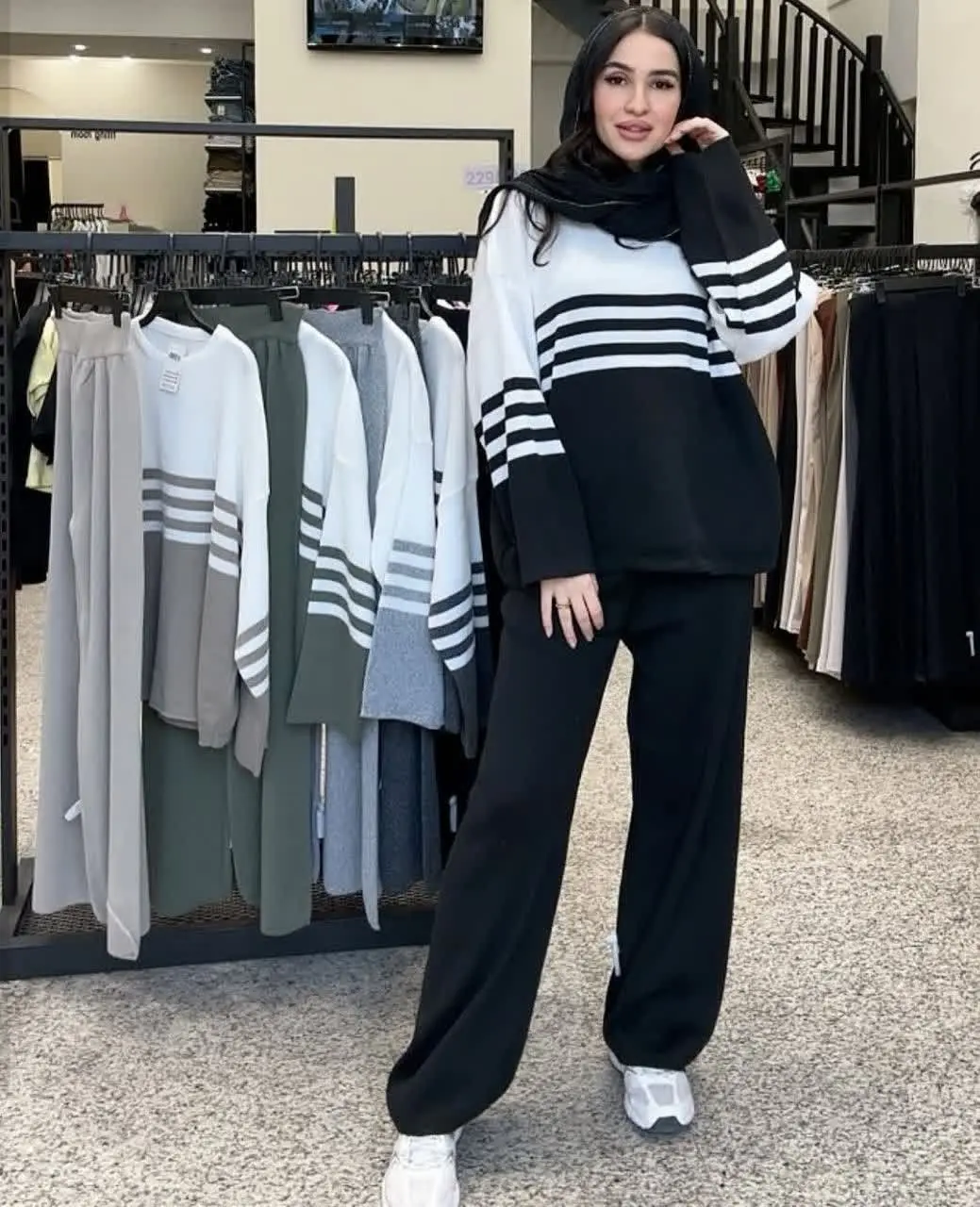 اگه یه ست #بافت پرکاربرد میخوای که هم بلوزش باهمه استایلای زمستونیت ست بشه هم شلوارش، این مدل برای توعه☃️🔥
