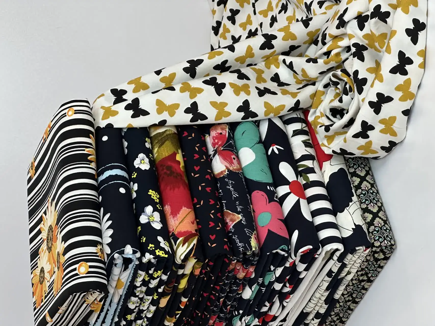 کلی لباسای گوگولی و ساحلی‌های خوشگل میتونید بدوزید💛💛
