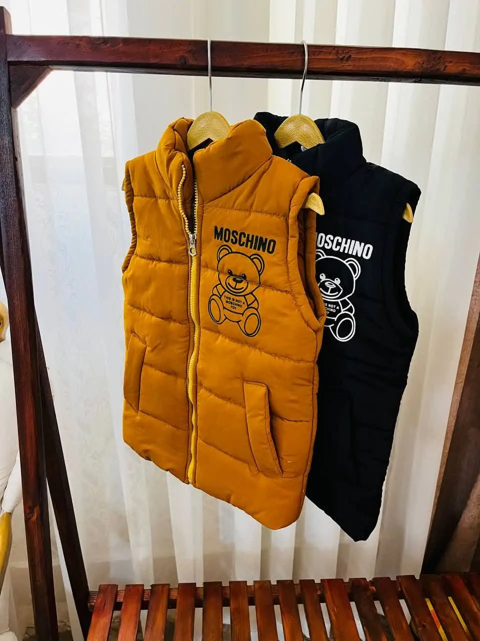 زمستون امسال، با پافر تدی موسچینو پر از جذابیت و استایل می‌شه! 💫🧸
