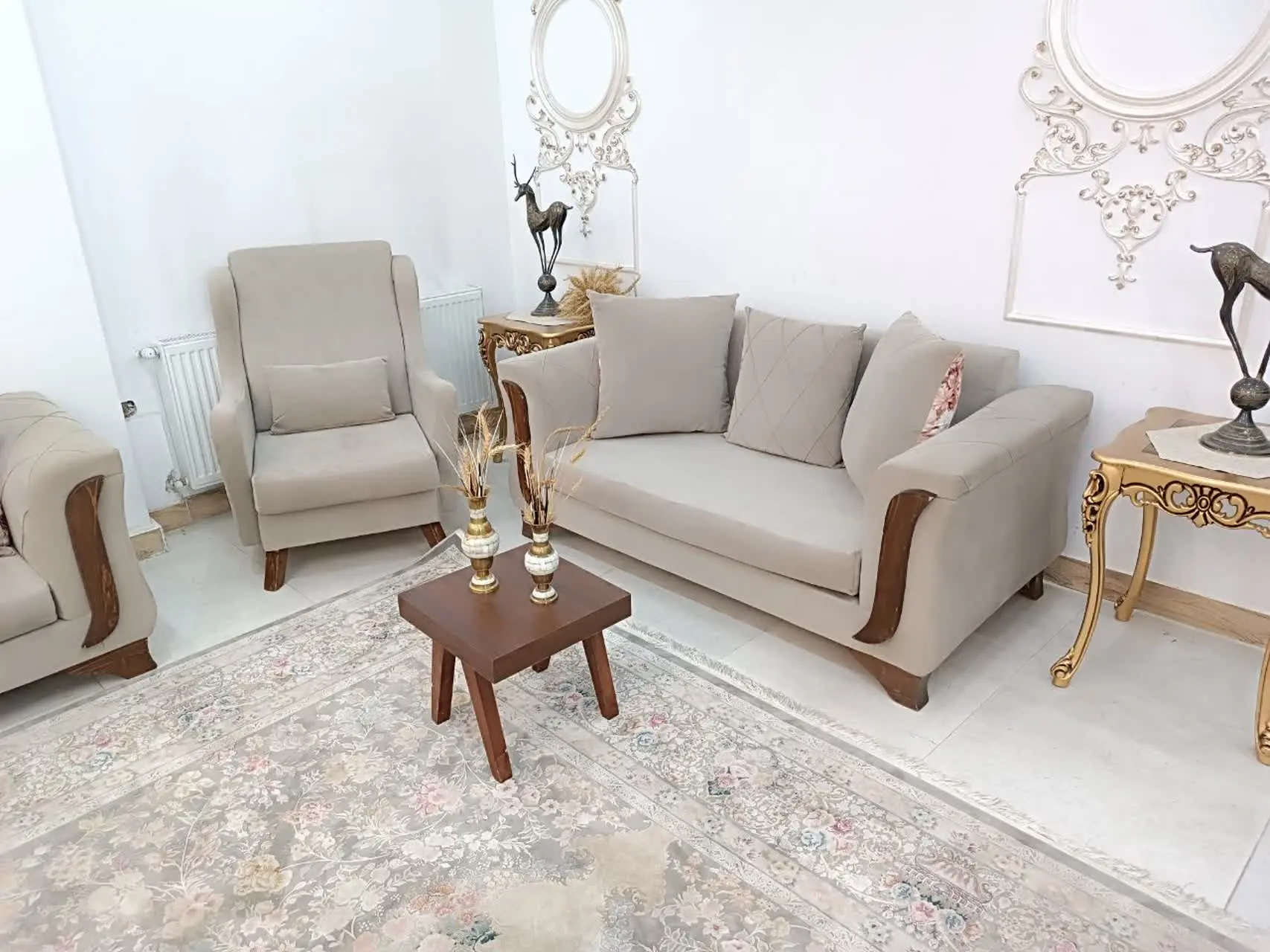 کاناپه بزرگ که به عنوان تخت خواب هم میشه استفاده کرد 
