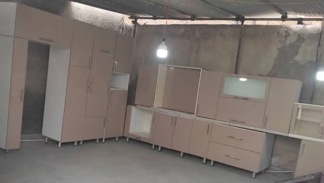 کابینت‌های گلاس رنگ کالباسی تمیز سالم ۱۲متر ۶متر بالا ۶متر پایین با سینک هود نمایی اضافه دارای دوتا کمد ایستاده لوله‌های وجک همگی سالم بدون هیچ عیب ونقص 
