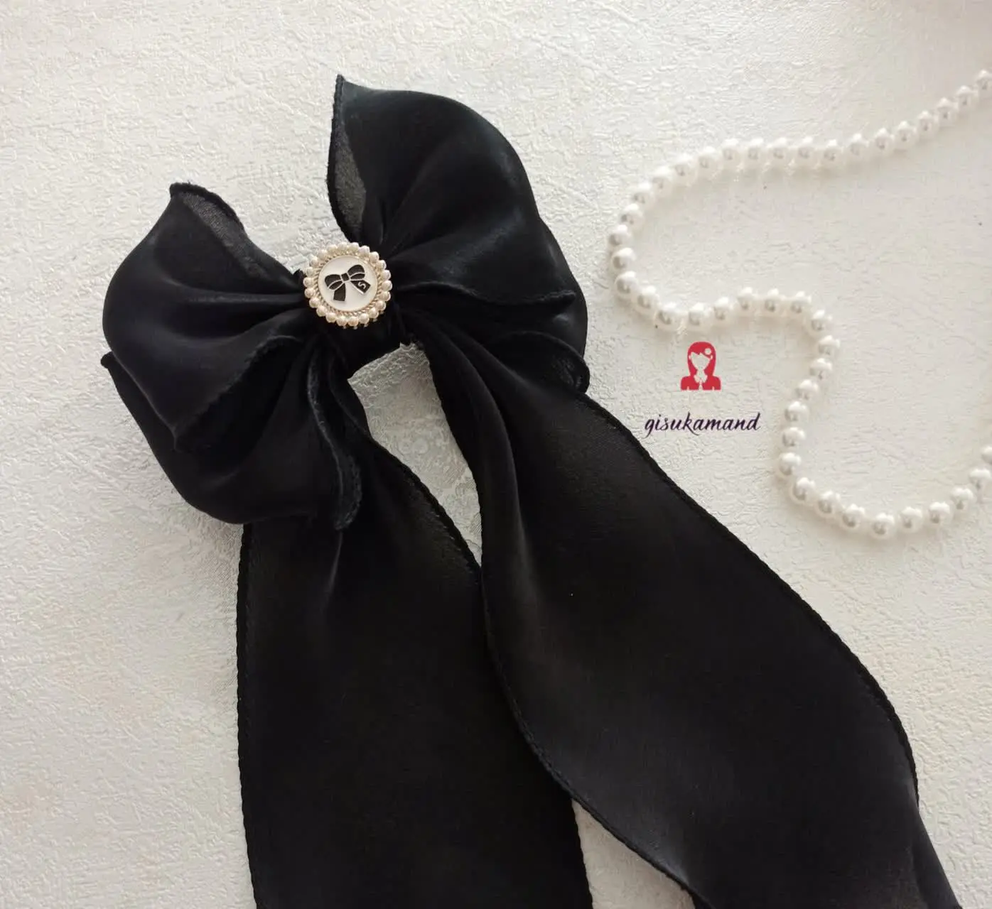 گلسر پاپیون‌ حجیم حریر هولوگرامی با خرجکار وسط پاپیون دور مروارید
