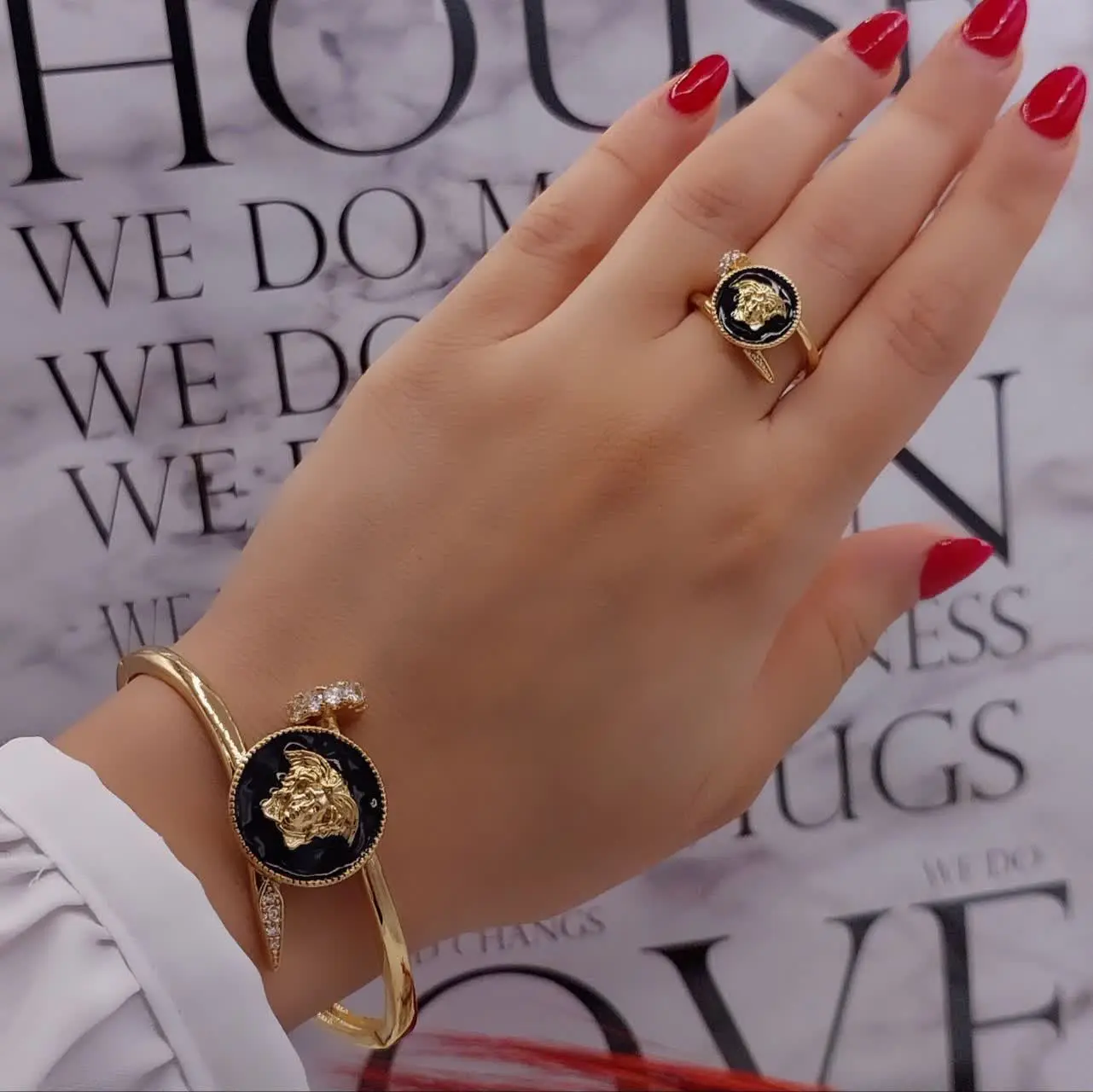 #ست دستبند انگشتر ورساچه جدید😍😍
