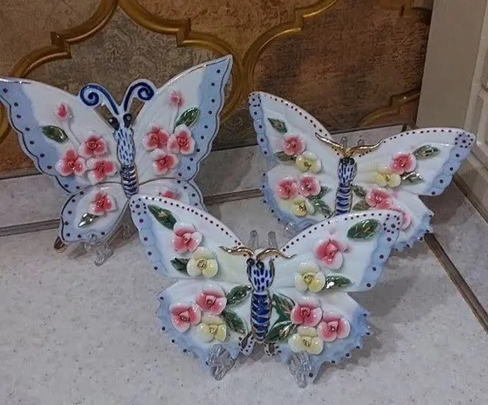 سه عدد پروانه‌ی چینی 
