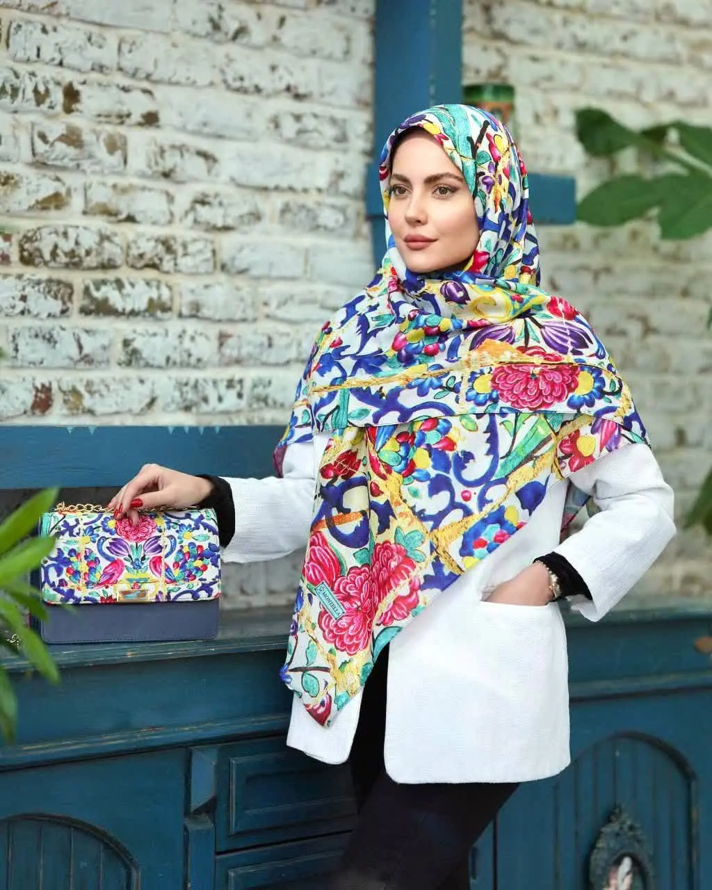 با این ست کیف و روسری، انگا...