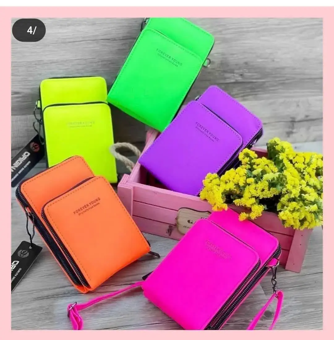 یه کیف پاسپورتی با رنگهای جذاب و جای موبایل جداگانه که برای استفاده روزمره عالیه🌸
