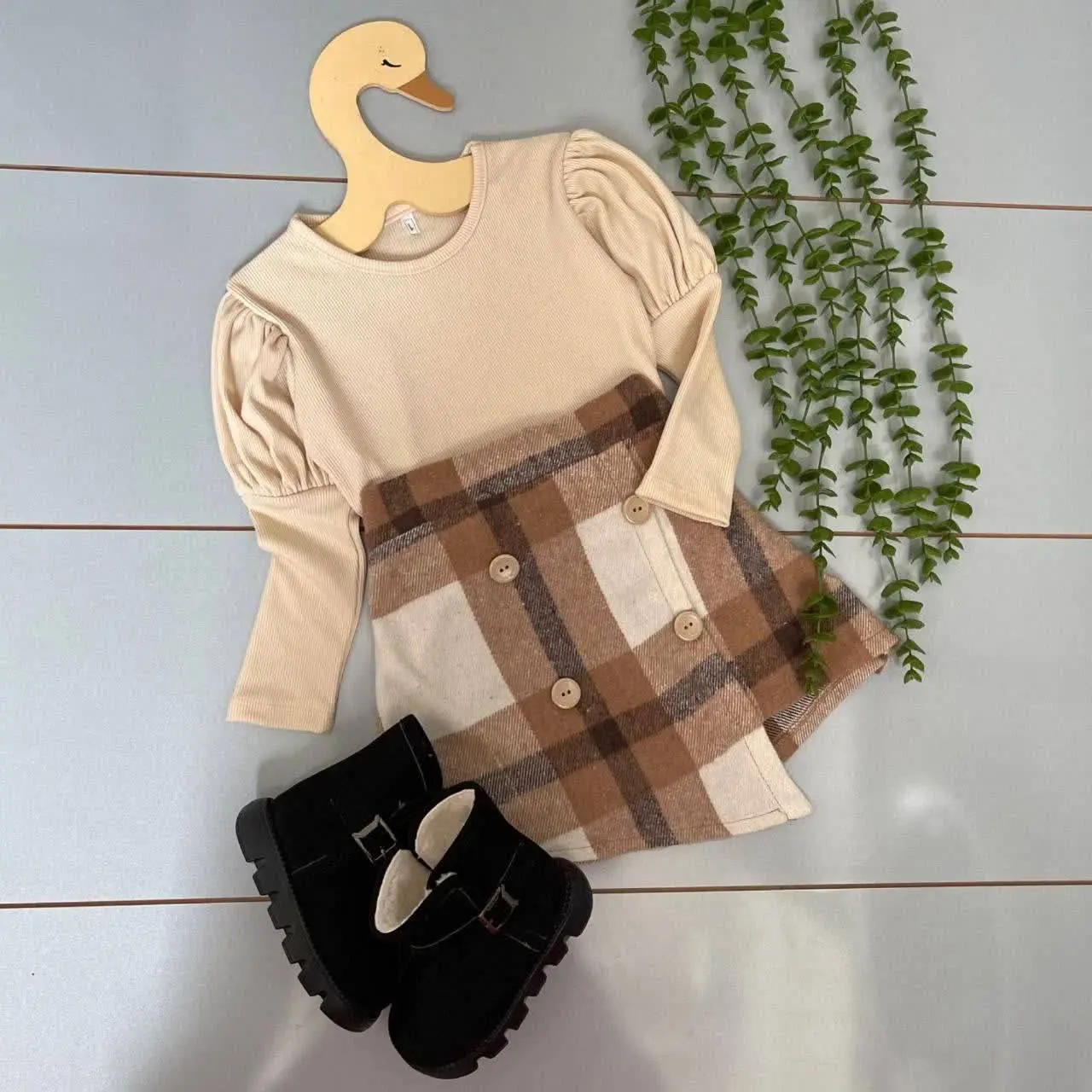 یه بلوز نرم و یه دامن چهارخ...