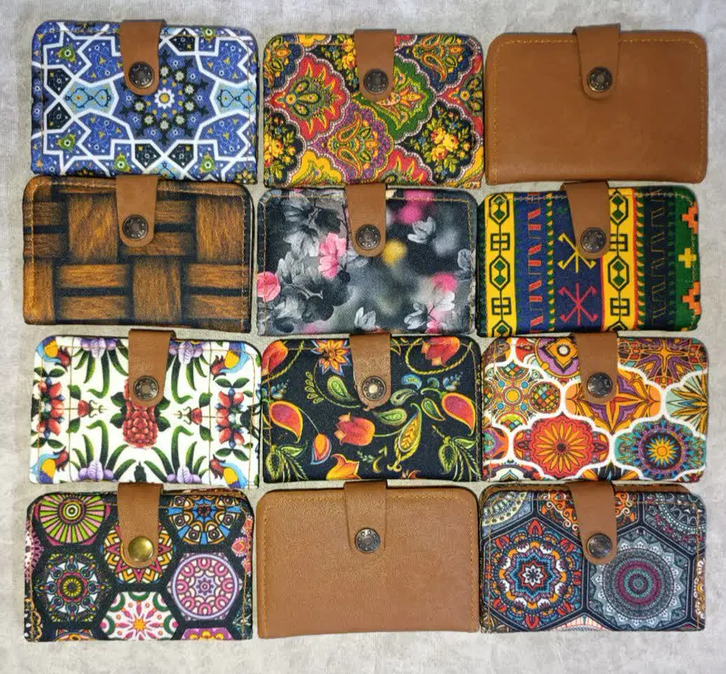 🎨 بیش از ۱۰ طرح و رنگ