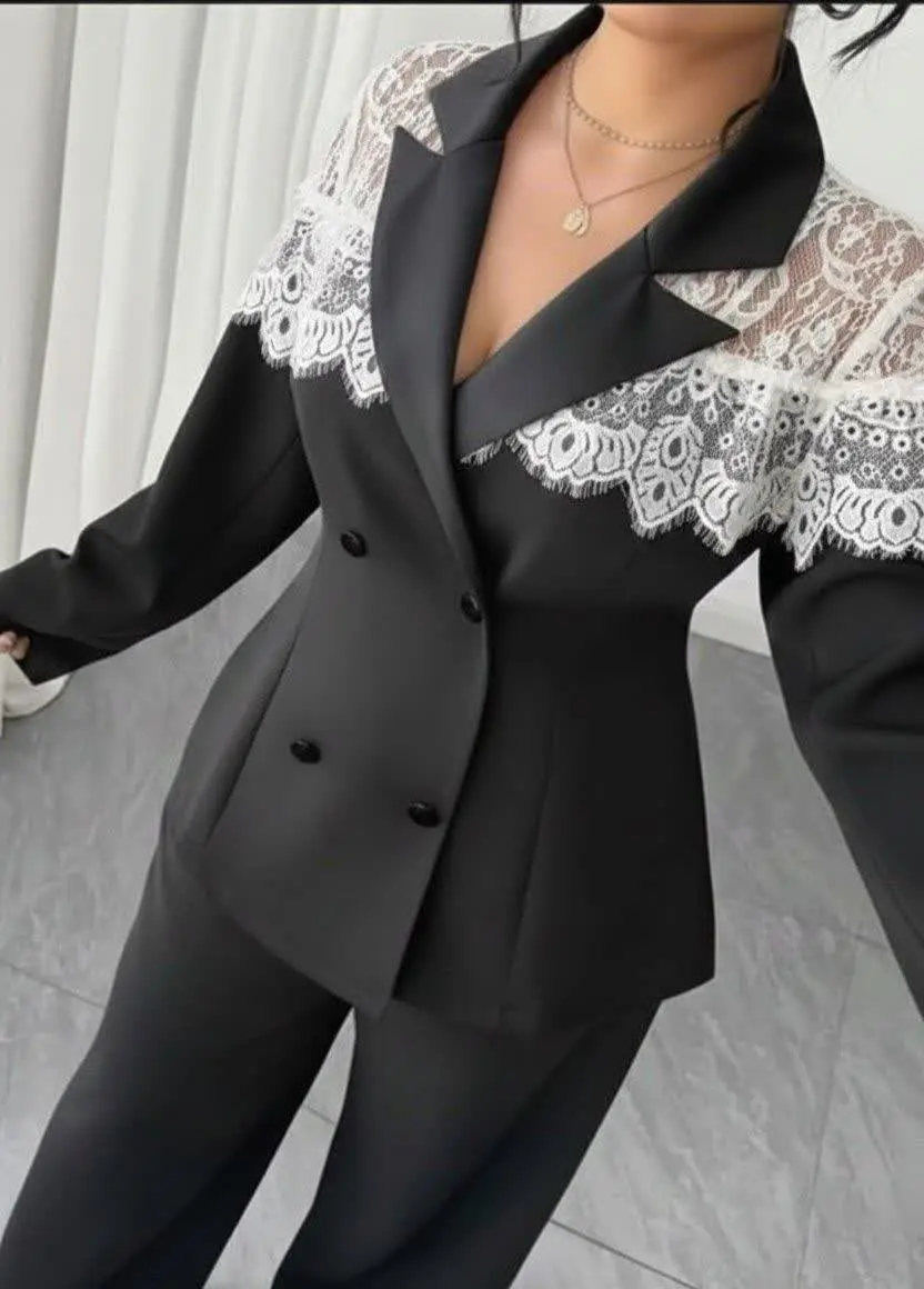 شلوار زیپ  و دکمه دارد و پش...