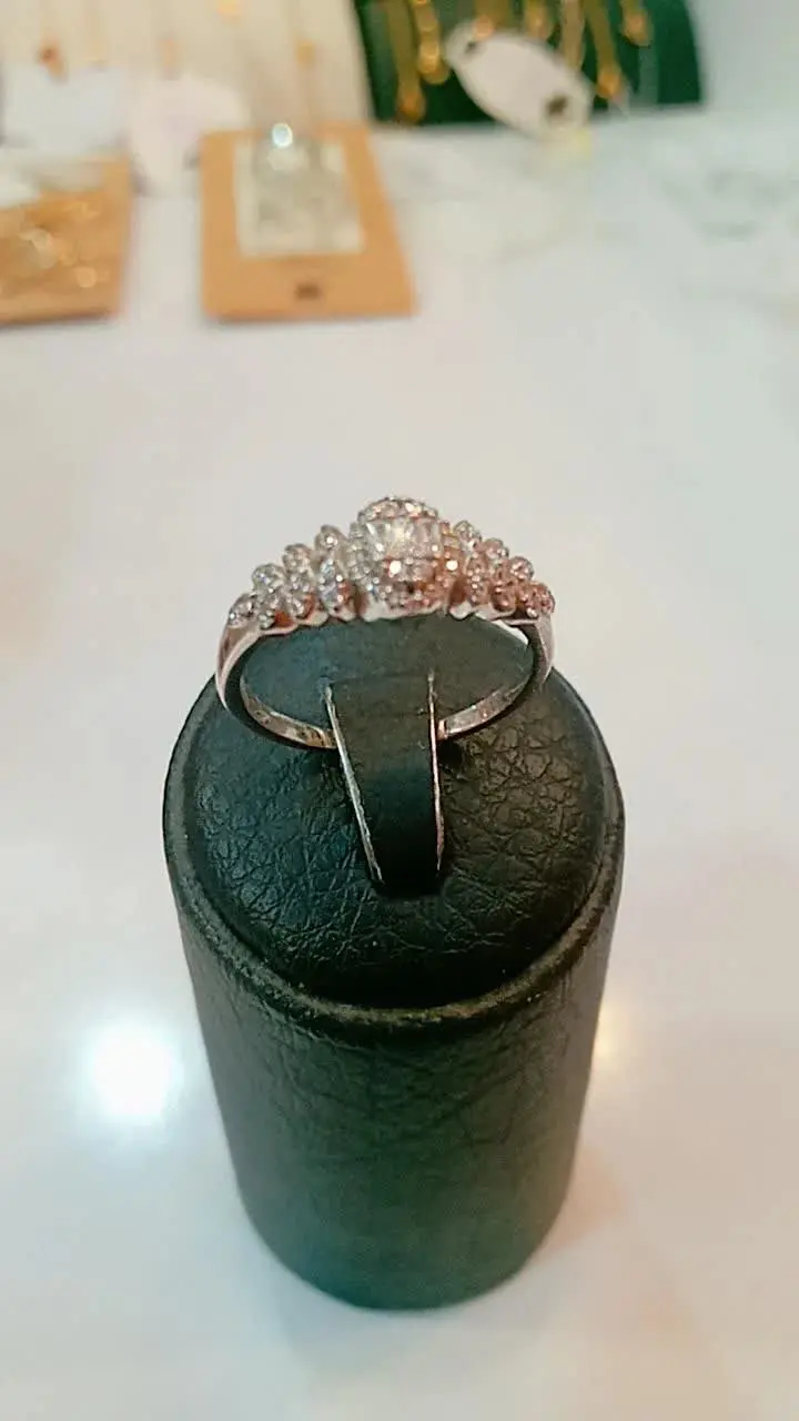 انگشتر نگین کاری شده
