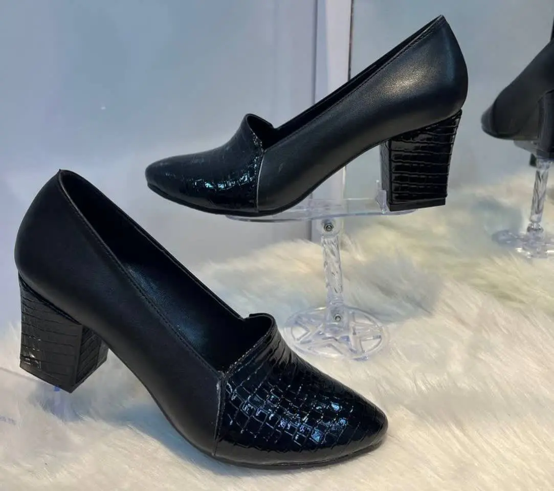 مجلسی دو‌تیکه سنگی 
