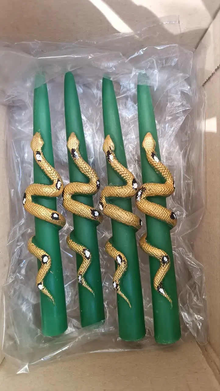 یک جفت شمع قلمی مار نماد سال با همین رنگ
