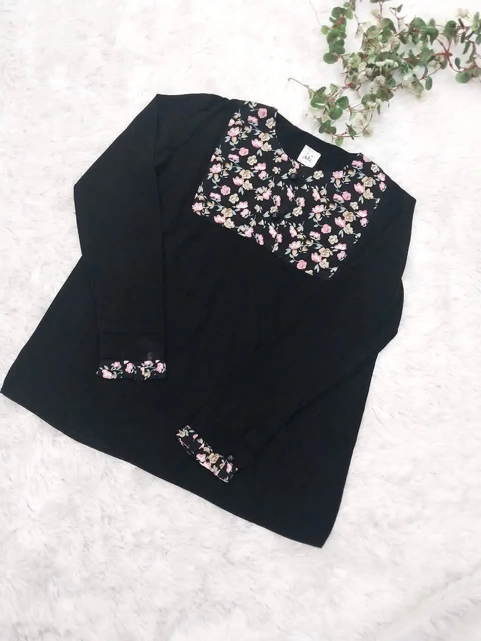 شومیز مشکی با گلهای زیبا و صورتی🌸
