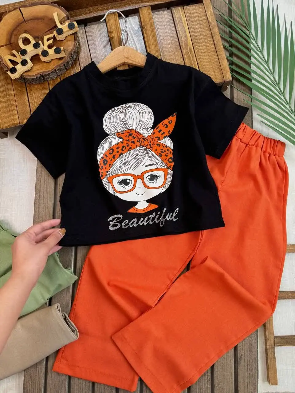 کراپ شلوار مشکی دختر مو گوجه🖤 🍅

