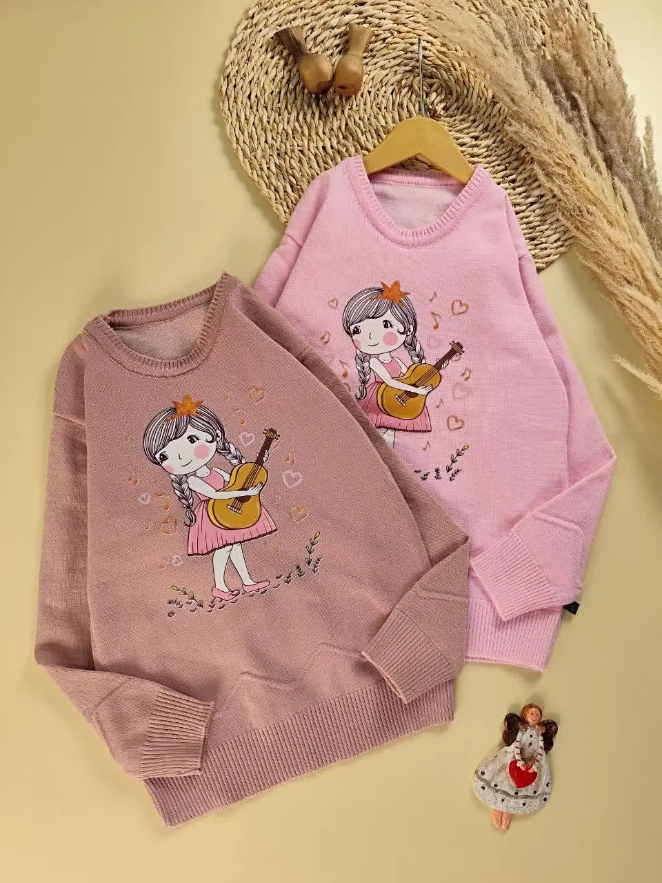 بافت دختر و گیتار 
