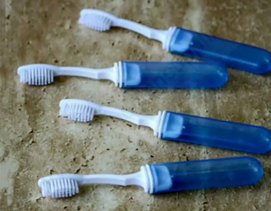 مسواک غلاف دار مسافرتی 
