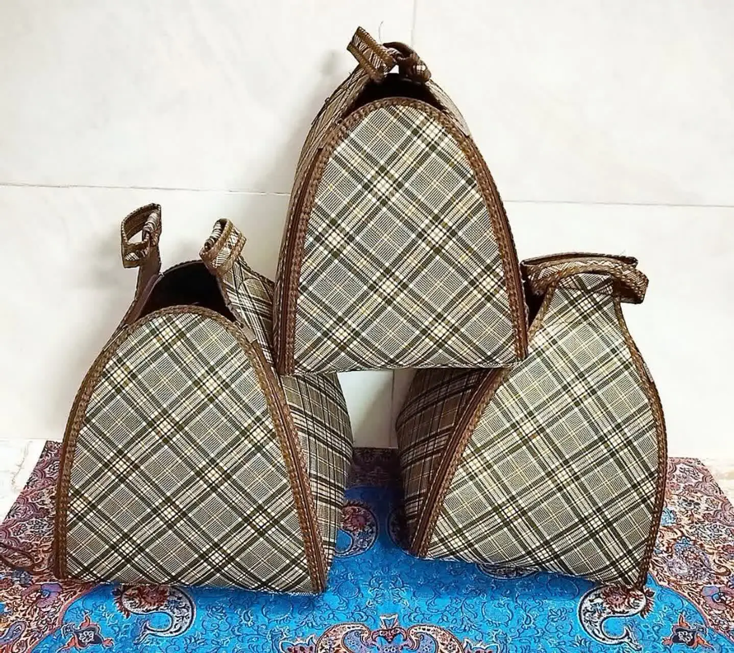 همونطور که میبینید هر چهار طرفش زیپ داره یجورایی میشه تو‌ سفر و موقعیت‌های ضروری بعنوان سفره هم ازش استفاده کرد 😆🥴
