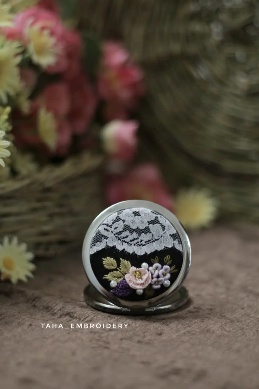 آینه دوطرفه، یک طرف آینه ساده، یک طرف همراه با بزرگنمایی
