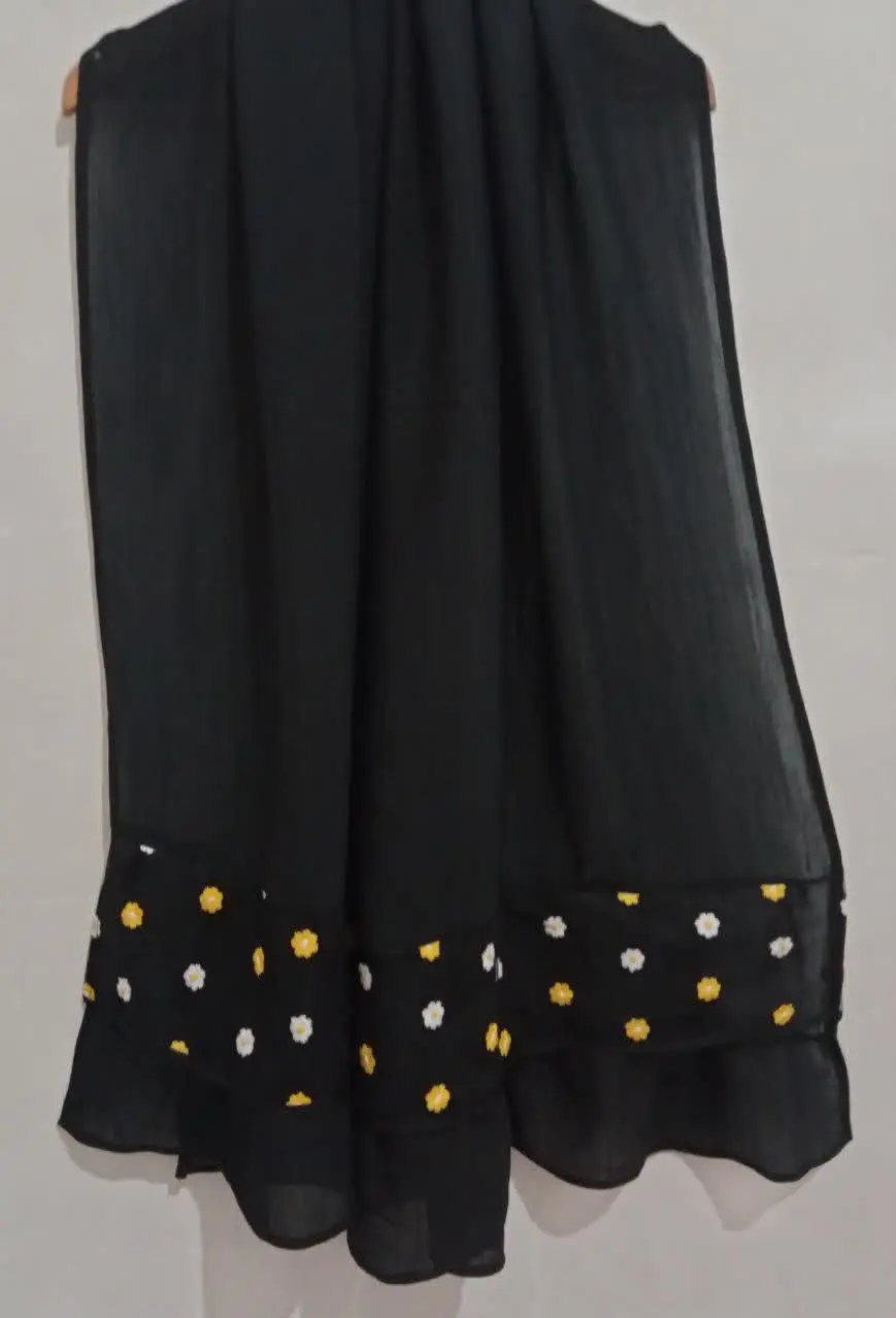 شال مشکی همراه با تور شکوفه زرد🌼🌼
