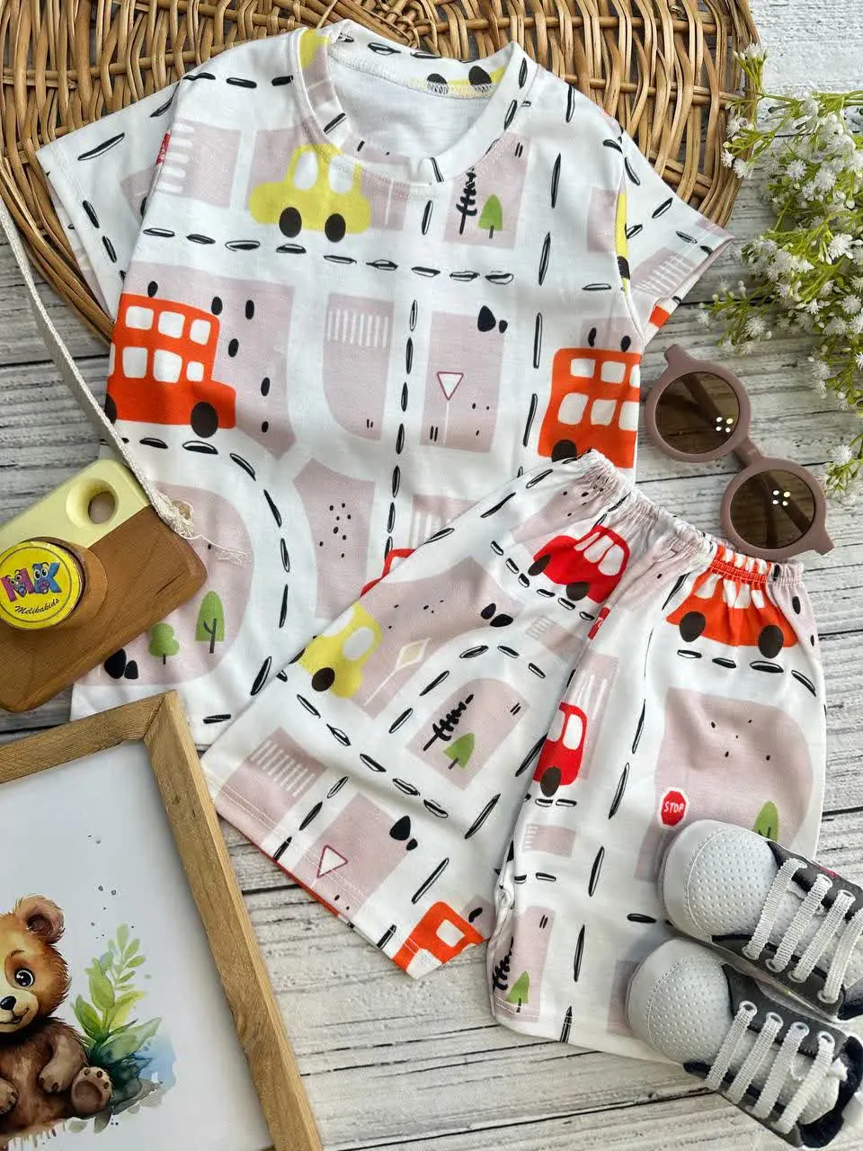 تیشرت شلوارک طرح اتوبوس دو طبقه نوزادی و کودک کودک کد ۱۱۰۹۸ 
