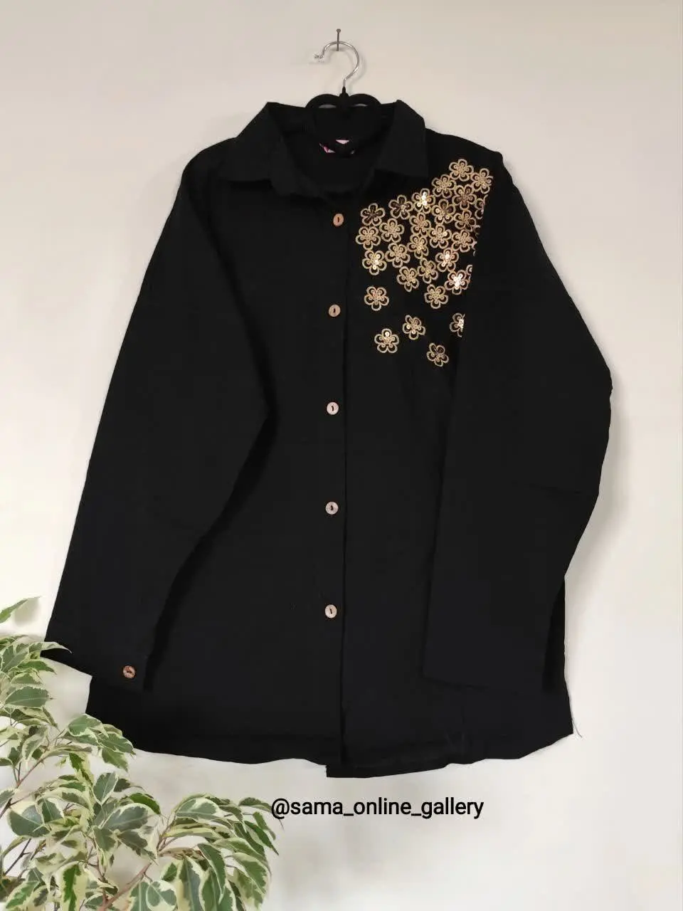 🖤یک شومیز نخی با پولک دوزی‌های طلایی 
