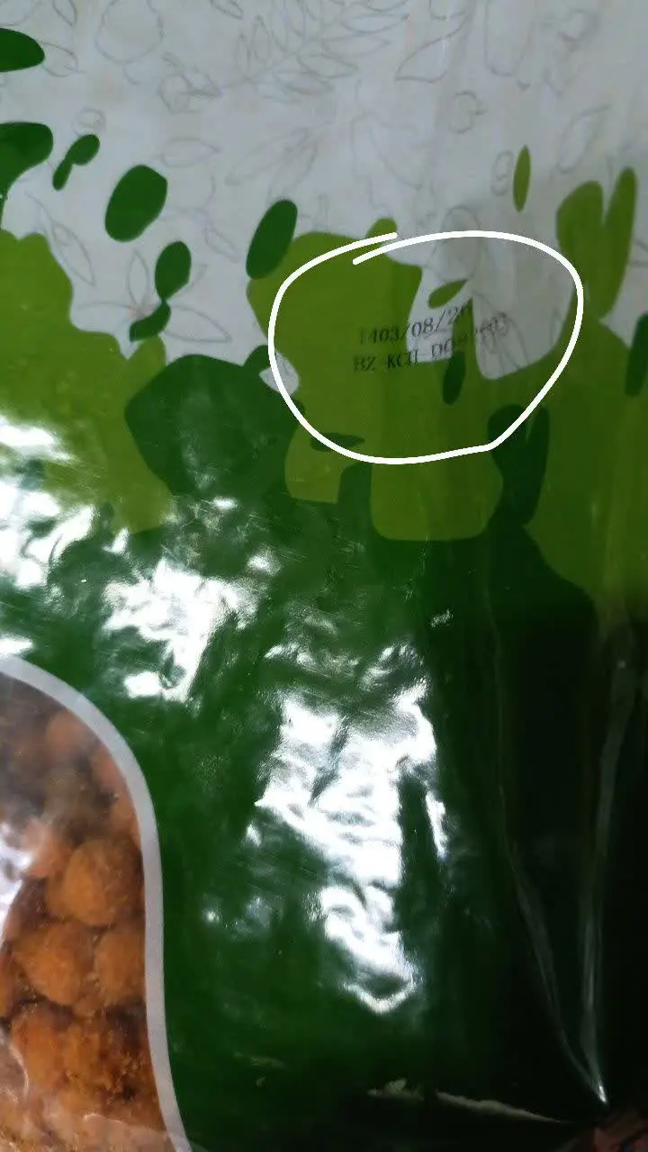 تاریخ تولید بادوم زمینی‌ها رو نگاه کنید به قدررررری تازه و ترد هستن که قابل توصیف نیستن 
