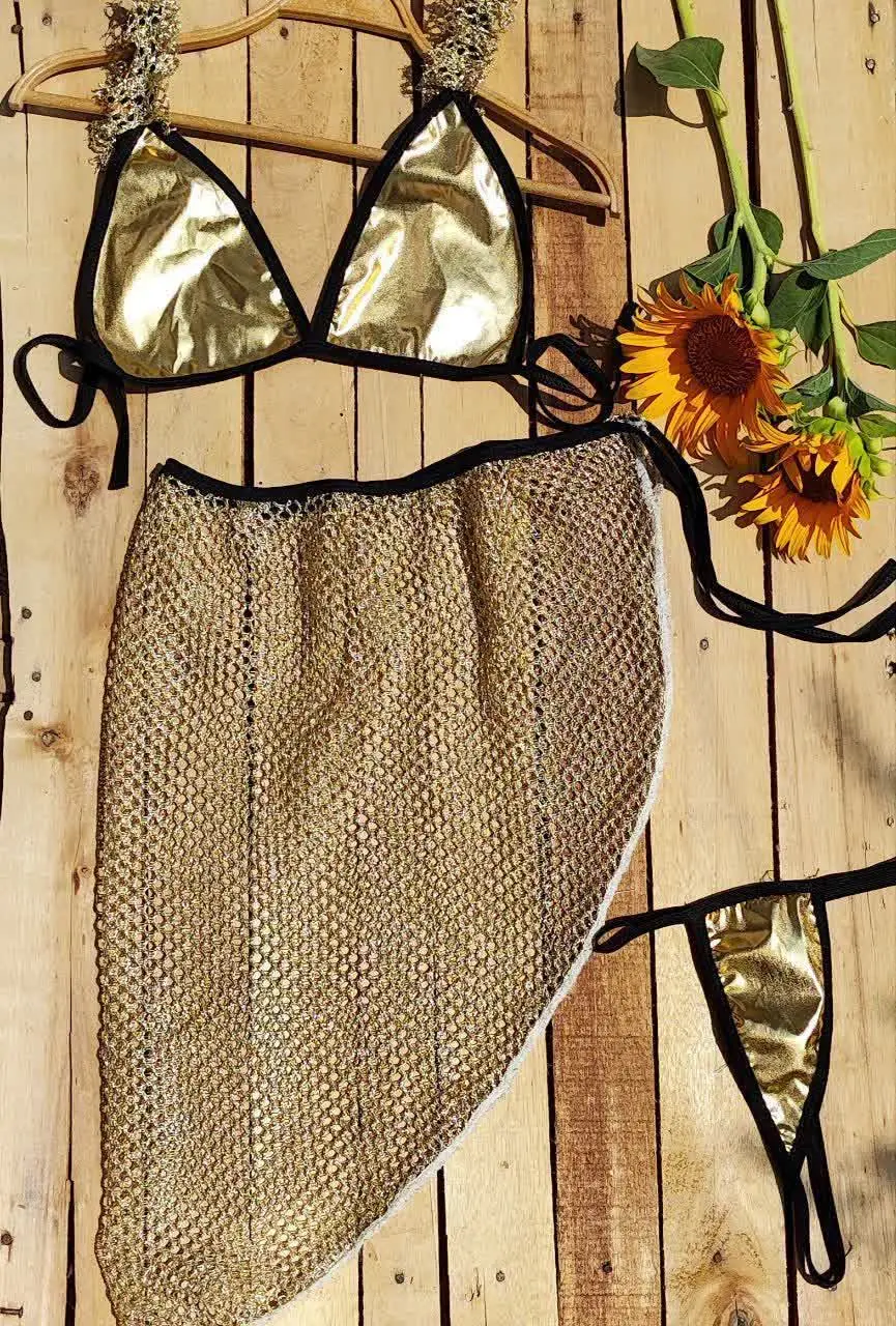 سه تیکه شامل سوتین و دامن و...