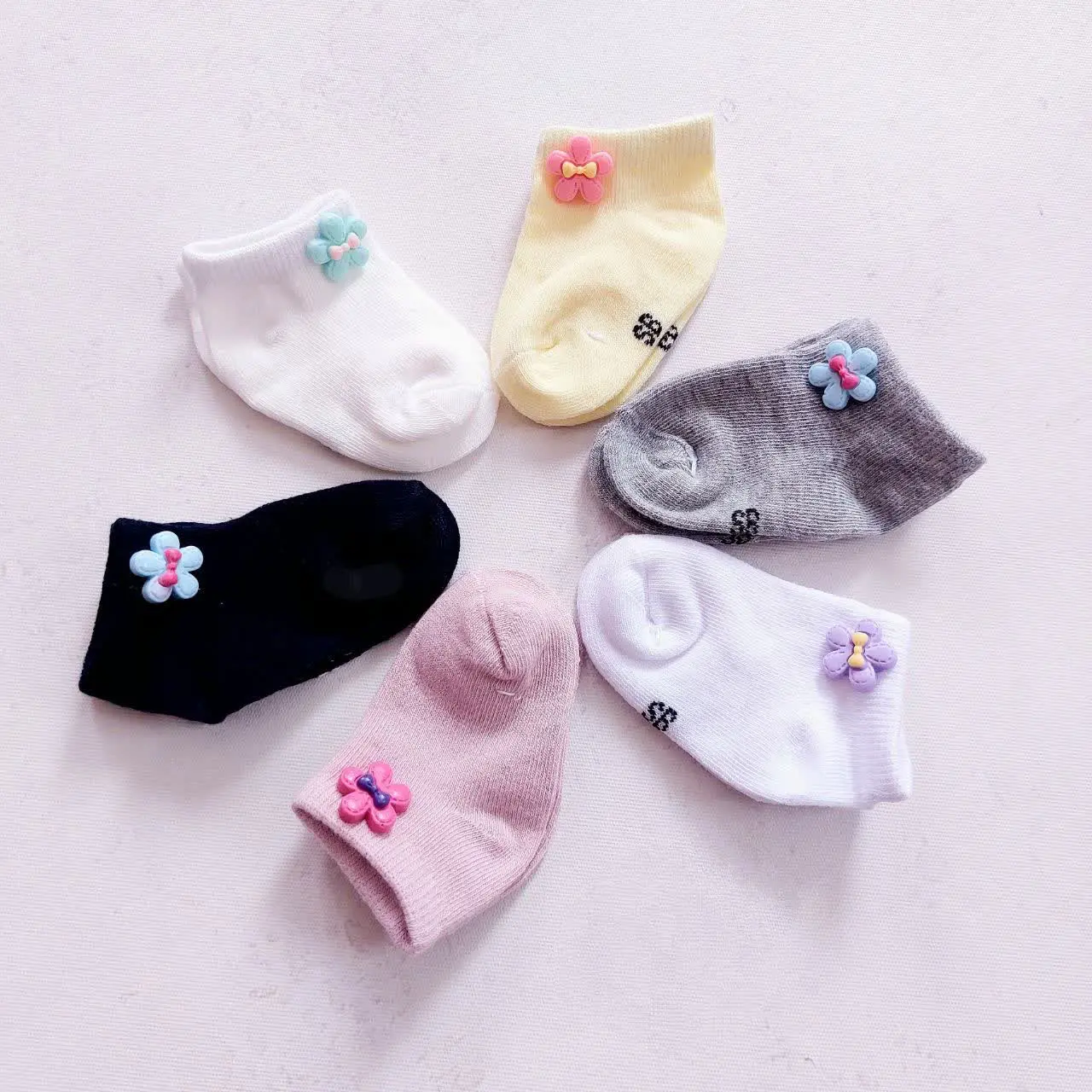 جوراب نوزادی گل برجسته
