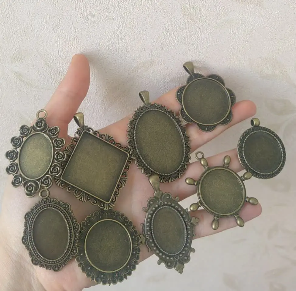 گوشه‌ای از تنوع قاب‌های برنزی موجودمون
