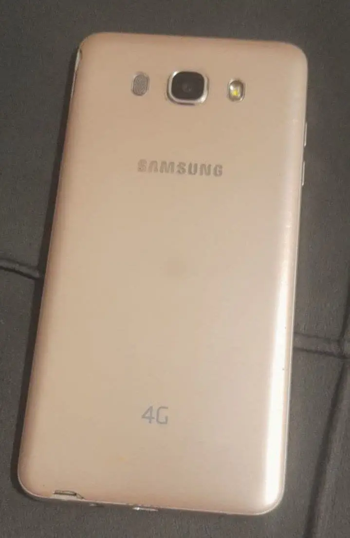 گوشی سالمه همه چی هم نصب میشه شیشه‌اش سالم دوسیمکارت. 
