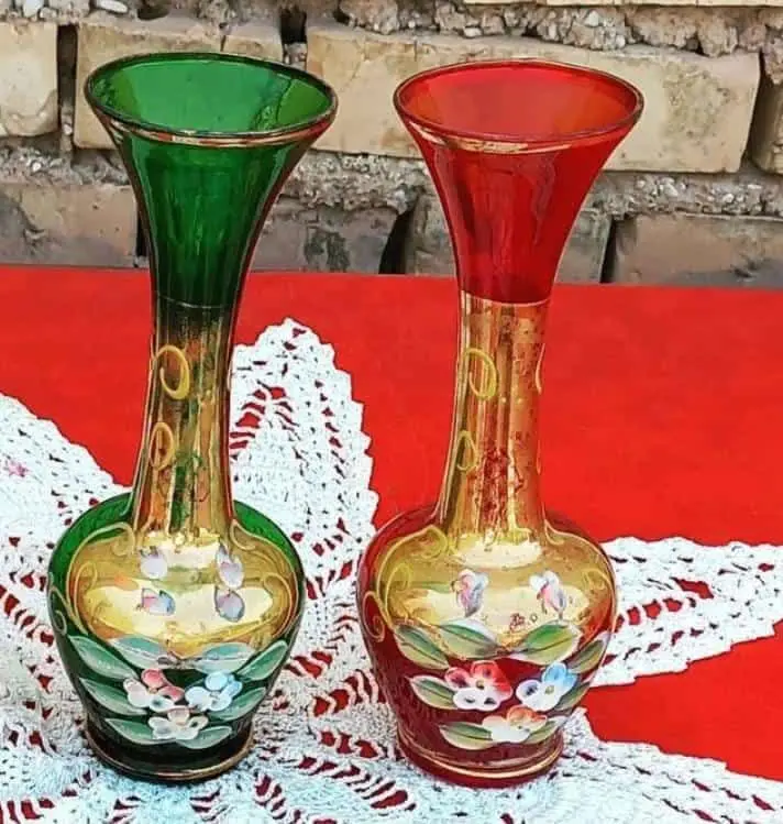 گلدان‌های گردن باریک گل خامه‌ای 
