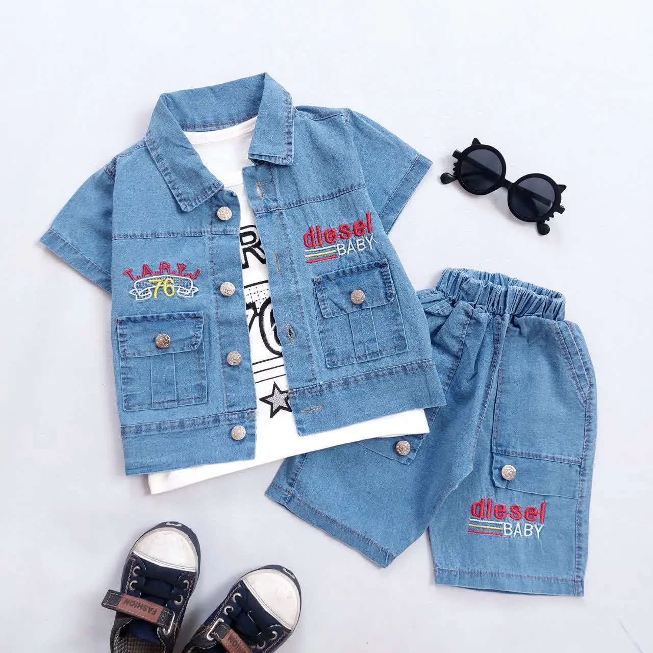 سه تیکه‌ی جین شلوارکی دوجیب ۷۶
