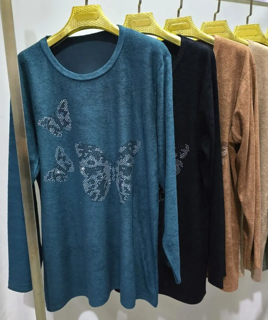 بلوز مخمل حوله‌ای نگین دار 
