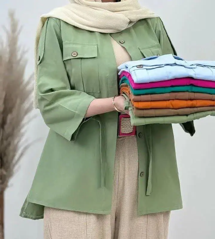 تابستون باشه و فضل مانتو‌های رنگارنگ و خوشگل، خنکه و جیب هاش کاربردیه، تنخورشم ک حرفی واسه گفتن نمی‌زاره
