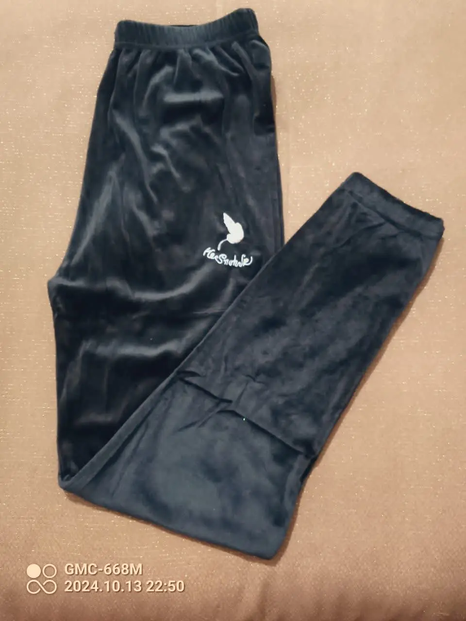 شلوار مخمل مشکی طرح پروانه
