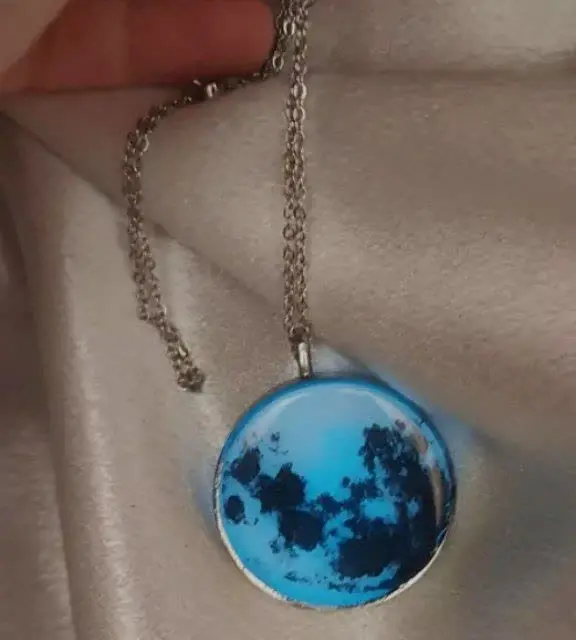 - گردنبند ماه شب تاب