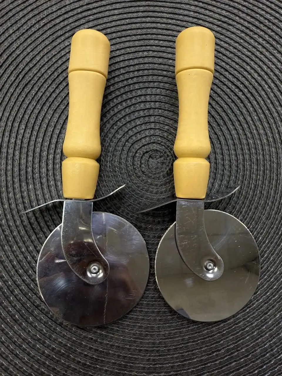 پیتزا بر دسته چوبی
