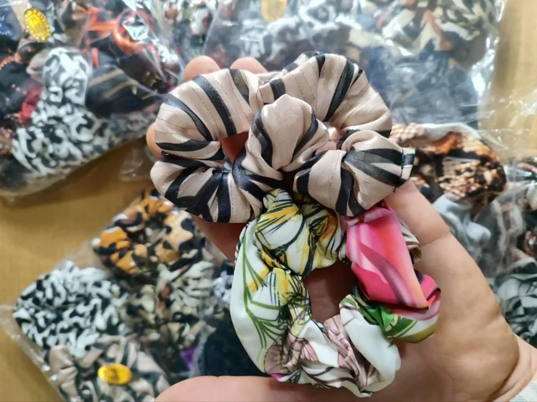 ⭐️ کش مو ساتن ابریشم طرح دار اسکرانچی
