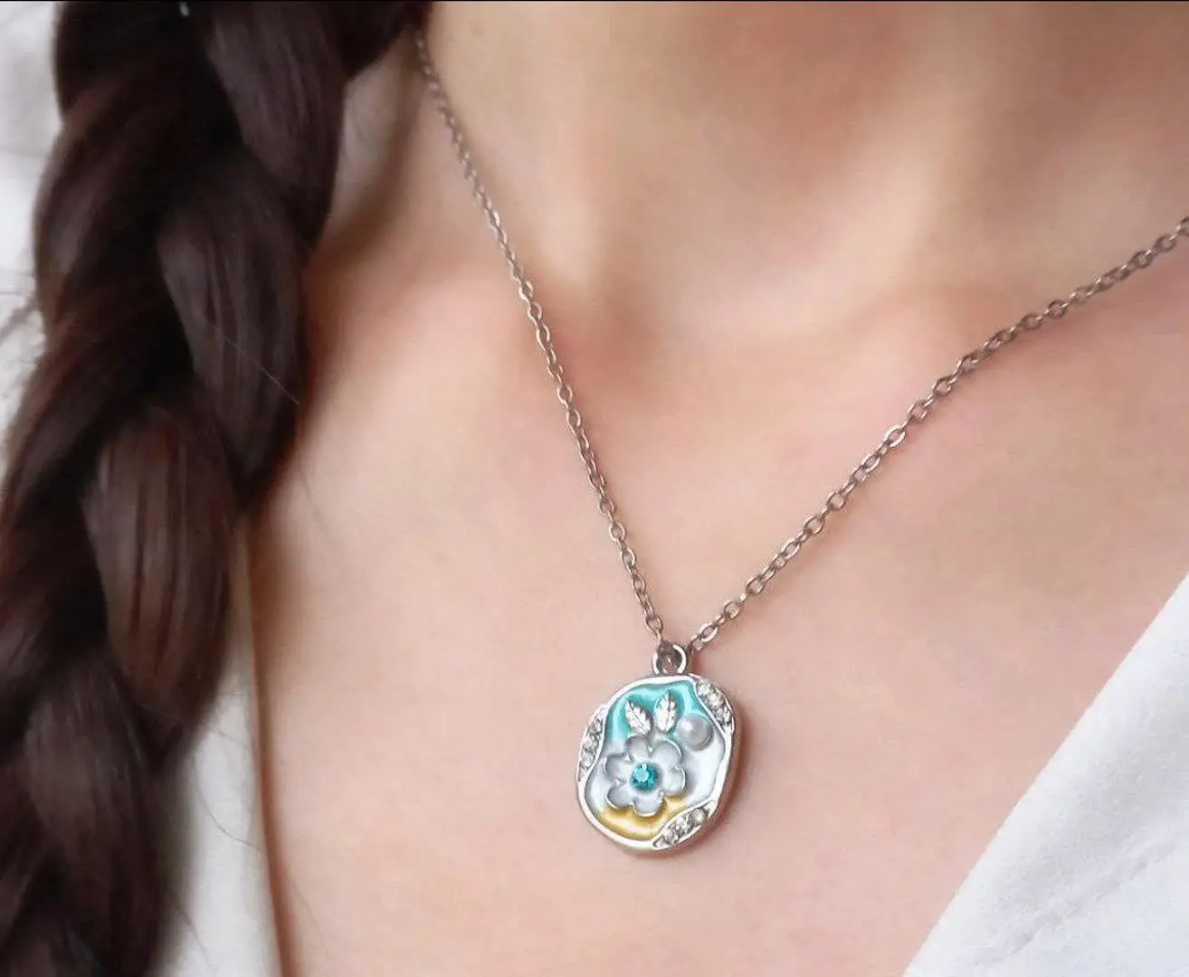 - گردنبند میناکاری (برجسته)