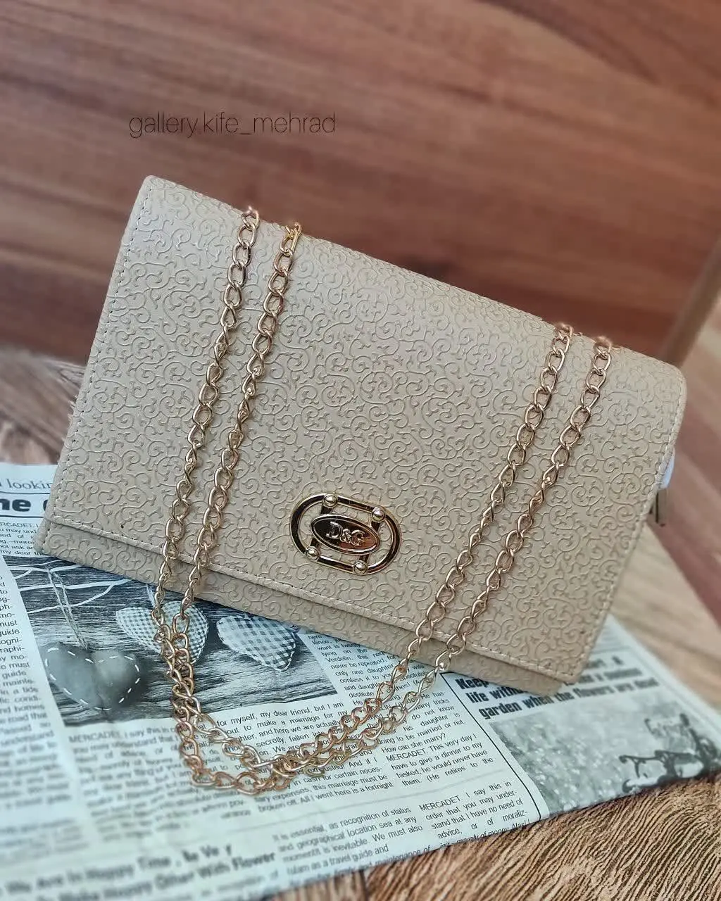 انقدر ریز نقش برجسته داره روش که از همه‌ی کیف‌ها تناقض پیدا کرده🔥💥
