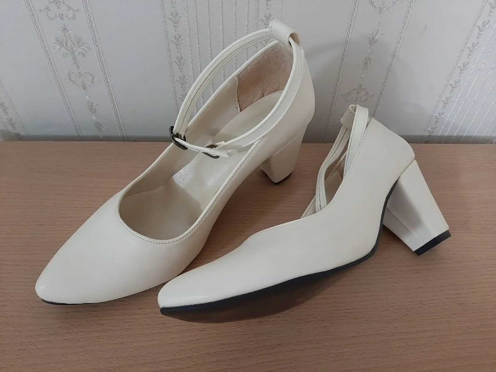 یک عدد کفش مجلسی 
